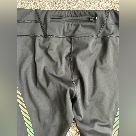 Athleta Women’s Black 7/8 NWOT Leggings w/reflective design size medium - Picture 6 of 9